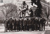Робітники, які працювали над встановленням пам'ятника Т.Шевченку в Тернополі.